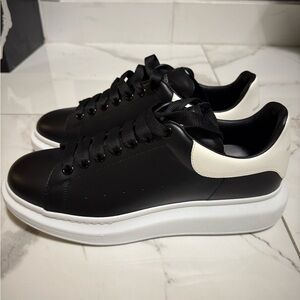 Alexander McQueen Oversized Larry
Leather Sneakers Black White EU 45 Men
